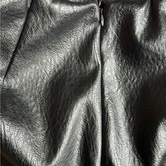 BLACK PLEATHER SLIT LEG MINI SKIRT SIZE 00 - Picture 3 of 4